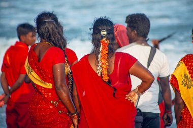 Mamallapuram, Tamil Nadu, Hindistan - 23 Ocak 2022: Mamallapuram plajında, Mamallapuram Hint Geleneksel Dans Festivali sırasında geleneksel giysiler giyen insanlar