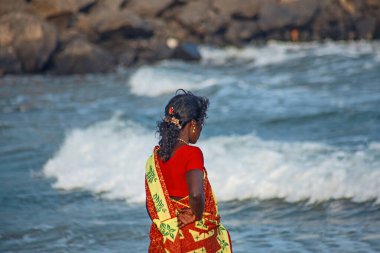 Mamallapuram, Tamil Nadu, Hindistan - 23 Ocak 2022: Mamallapuram plajında, Mamallapuram Hint Geleneksel Dans Festivali sırasında geleneksel giysiler giyen insanlar