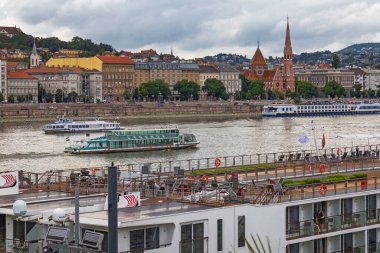 Budapeşte, Macaristan - 7 Temmuz 2025: Balna (Balina) ve Tuna Nehri kıyısına demirlemiş turizm gemileri ile Budapeşte