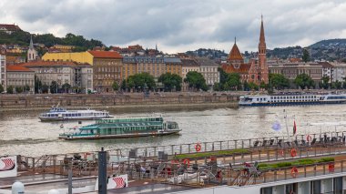 Budapeşte, Macaristan - 7 Temmuz 2025: Balna (Balina) ve Tuna Nehri kıyısına demirlemiş turizm gemileri ile Budapeşte