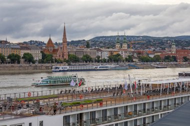 Budapeşte, Macaristan - 7 Temmuz 2025: Balna (Balina) ve Tuna Nehri kıyısına demirlemiş turizm gemileri ile Budapeşte