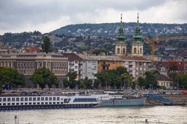 Budapeşte, Macaristan - 7 Temmuz 2025: Balna (Balina) ve Tuna Nehri kıyısına demirlemiş turizm gemileri ile Budapeşte