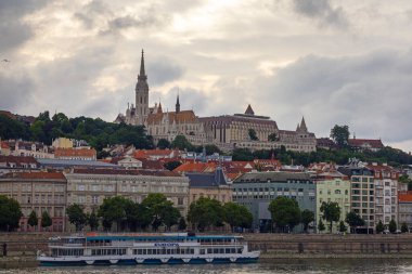 Budapeşte, Macaristan - 7 Temmuz 2025: Balna (Balina) ve Tuna Nehri kıyısına demirlemiş turizm gemileri ile Budapeşte