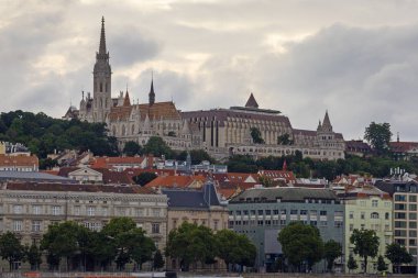 Budapeşte, Macaristan - 7 Temmuz 2025: Balna (Balina) ve Tuna Nehri kıyısına demirlemiş turizm gemileri ile Budapeşte