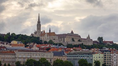 Budapeşte, Macaristan - 7 Temmuz 2025: Balna (Balina) ve Tuna Nehri kıyısına demirlemiş turizm gemileri ile Budapeşte