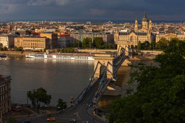 Macaristan 'ın Budapeşte kentindeki Tuna Nehri ve Szechenyi Zinciri Köprüsü ile Budapeşte' nin tarihi merkezinin en üst görüntüsü