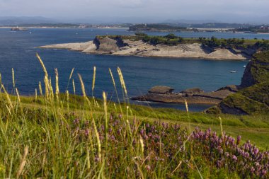 İspanya 'nın Cantabria bölgesindeki Santander şehrindeki Faro Cabo Belediye Başkanı deniz feneri yakınından Santander City uçurum manzarası