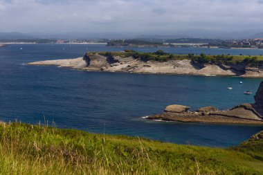 İspanya 'nın Cantabria bölgesindeki Santander şehrindeki Faro Cabo Belediye Başkanı deniz feneri yakınından Santander City uçurum manzarası