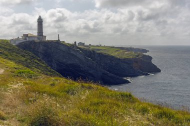  Cape Mayor 'un kayalık Atlantik sahili manzarası güneşli yaz gününde deniz feneriyle, Santander, İspanya.