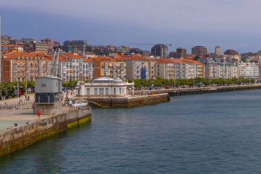 Santander, İspanya - 17 Temmuz 2025: Santander şehir merkezi ve Centro Botin kültür binası, sanatsal sergiler ve araştırmalar için modern bir alan 