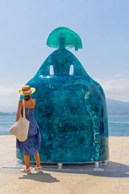 Santander, İspanya - 17 Temmuz 2025: Santander 'deki rıhtım gezisinde Velazquez Meninas' tan esinlenen çağdaş heykeller 