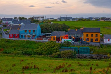 Doolin, İrlanda - 3 Ağustos 2025: Clare İrlanda 'da geleneksel renkli kulübelerle eski Doolin köyünün panoramik manzarası. 
