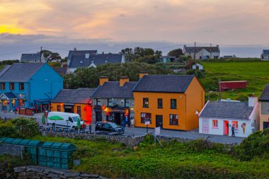 Doolin, İrlanda - 3 Ağustos 2025: Clare İrlanda 'da geleneksel renkli kulübelerle eski Doolin köyünün panoramik manzarası. 