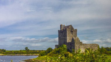 Doğu İrlanda 'da, gölün yanında geleneksel İrlanda kalesi.
