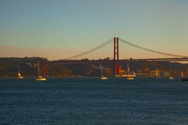 Lizbon, Portekiz - 27 Temmuz 2025: 25 Nisan 'da Tagus Nehri' ni geçen 25 de Abril asma köprüsünün etkileyici görüntüsü 