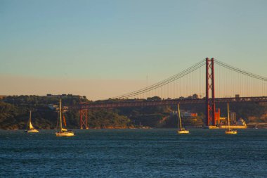 Lizbon, Portekiz - 27 Temmuz 2025: 25 Nisan 'da Tagus Nehri' ni geçen 25 de Abril asma köprüsünün etkileyici görüntüsü 