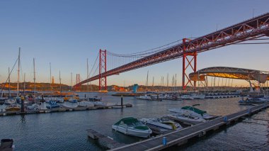 Lizbon, Portekiz - 27 Temmuz 2025: 25 Nisan 'da Tagus Nehri' ni geçen 25 de Abril asma köprüsünün etkileyici görüntüsü 