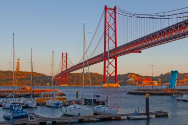 Lizbon, Portekiz - 27 Temmuz 2025: 25 Nisan 'da Tagus Nehri' ni geçen 25 de Abril asma köprüsünün etkileyici görüntüsü 