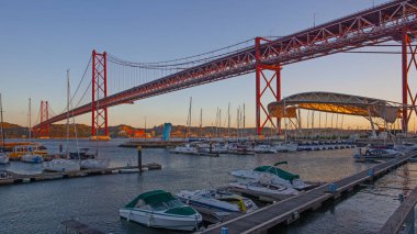 Lizbon, Portekiz - 27 Temmuz 2025: 25 Nisan 'da Tagus Nehri' ni geçen 25 de Abril asma köprüsünün etkileyici görüntüsü 