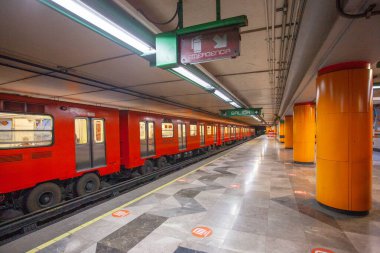 Mexico City, Mexico - 14 Mart 2022 Salto del Agua metro istasyonu lastiksiz tren, Mexico City Metro (STC)