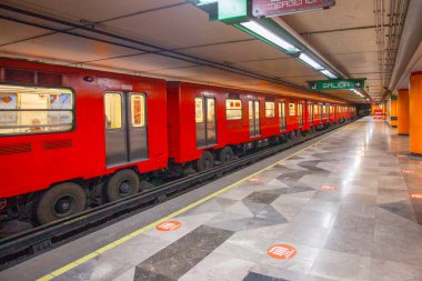 Mexico City, Mexico - 14 Mart 2022 Salto del Agua metro istasyonu lastiksiz tren, Mexico City Metro (STC)