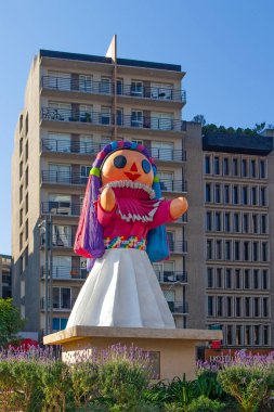 Mexico City, Mexico - 14 Mart 2022: Bahar festivalleri sırasında Mexico City 'de geleneksel bebek heykeli