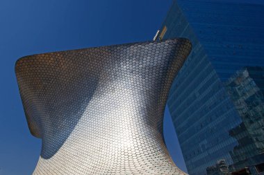 MEXICO CITY, MEXICO - 14 Mart 2022 - Soumaya, Mexico City 'de kar amacı gütmeyen, 30 yüzyıllık sanat eserlerinden 66.000' den fazla esere sahip özel bir müzedir.