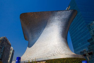 MEXICO CITY, MEXICO - 14 Mart 2022 - Soumaya, Mexico City 'de kar amacı gütmeyen, 30 yüzyıllık sanat eserlerinden 66.000' den fazla esere sahip özel bir müzedir.