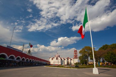 Cholula, Puebla, Meksika - 18 Mart 2025: Cholula City, Meksika 'nın ana meydanında yer alan San Pedro Kilisesi