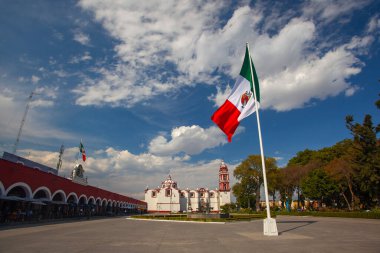 Cholula, Puebla, Meksika - 18 Mart 2025: Cholula City, Meksika 'nın ana meydanında yer alan San Pedro Kilisesi