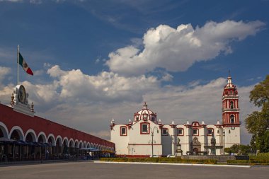 Cholula, Puebla, Meksika - 18 Mart 2025: Cholula City, Meksika 'nın ana meydanında yer alan San Pedro Kilisesi