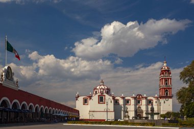 Cholula, Puebla, Meksika - 18 Mart 2025: Cholula City, Meksika 'nın ana meydanında yer alan San Pedro Kilisesi