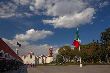 Cholula, Puebla, Meksika - 18 Mart 2025: Cholula City, Meksika 'nın ana meydanında yer alan San Pedro Kilisesi