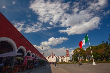 Cholula, Puebla, Meksika - 18 Mart 2025: Cholula City, Meksika 'nın ana meydanında yer alan San Pedro Kilisesi