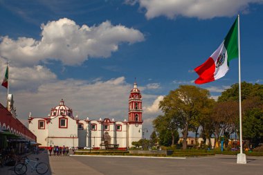 Cholula, Puebla, Meksika - 18 Mart 2025: Cholula City, Meksika 'nın ana meydanında yer alan San Pedro Kilisesi