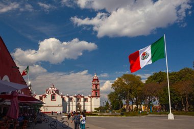 Cholula, Puebla, Meksika - 18 Mart 2025: Cholula City, Meksika 'nın ana meydanında yer alan San Pedro Kilisesi