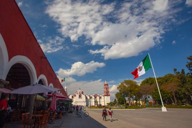Cholula, Puebla, Meksika - 18 Mart 2025: Cholula City, Meksika 'nın ana meydanında yer alan San Pedro Kilisesi