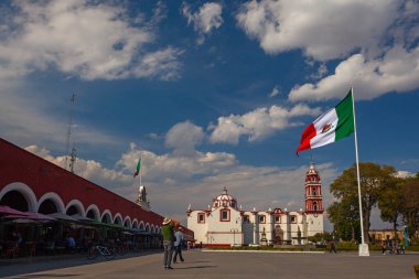 Cholula, Puebla, Meksika - 18 Mart 2025: Cholula City, Meksika 'nın ana meydanında yer alan San Pedro Kilisesi