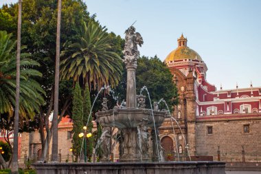 Puebla, Meksika - 19 Mart 2022: Meryem Ana Meryem Ana 'nın Katedrali ve Puebla Tarih Merkezi' ndeki eski çeşme, UNESCO Dünya Mirası Bölgesi