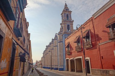 Puebla, Meksika - 19 Mart 2022: Şehir merkezindeki caddelerde halk arasında Puebla şehir caddelerinin turistik servis otobüsünden görünüşü 