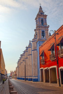 Puebla, Meksika - 19 Mart 2022: Şehir merkezindeki caddelerde halk arasında Puebla şehir caddelerinin turistik servis otobüsünden görünüşü 