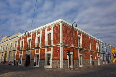 Puebla, Meksika - 19 Mart 2022: Şehir merkezindeki caddelerde halk arasında Puebla şehir caddelerinin turistik servis otobüsünden görünüşü 