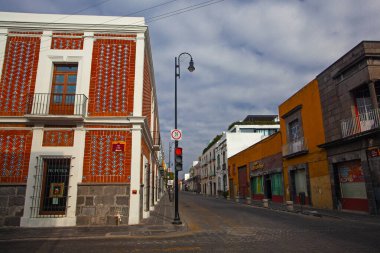 Puebla, Meksika - 19 Mart 2022: Şehir merkezindeki caddelerde halk arasında Puebla şehir caddelerinin turistik servis otobüsünden görünüşü 