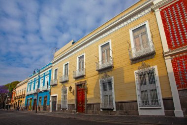 Puebla, Meksika - 19 Mart 2022: Şehir merkezindeki caddelerde halk arasında Puebla şehir caddelerinin turistik servis otobüsünden görünüşü 