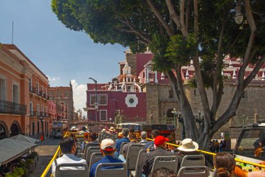 Puebla, Meksika - 19 Mart 2022: Şehir merkezindeki caddelerde halk arasında turist servis otobüsü 