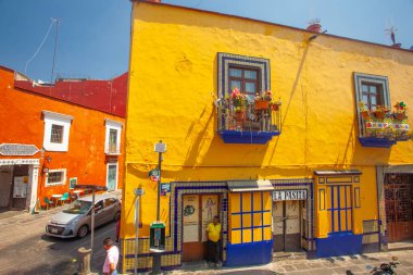 Puebla, Meksika - 19 Mart 2022: Şehir merkezindeki caddelerde halk arasında Puebla şehir caddelerinin turistik servis otobüsünden görünüşü 