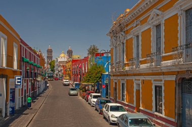 Puebla, Meksika - 19 Mart 2022: Şehir merkezindeki caddelerde halk arasında Puebla şehir caddelerinin turistik servis otobüsünden görünüşü 