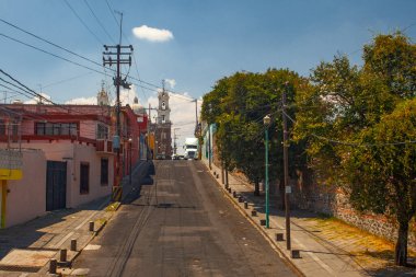 Puebla, Meksika - 19 Mart 2022: Şehir merkezindeki caddelerde halk arasında Puebla şehir caddelerinin turistik servis otobüsünden görünüşü 