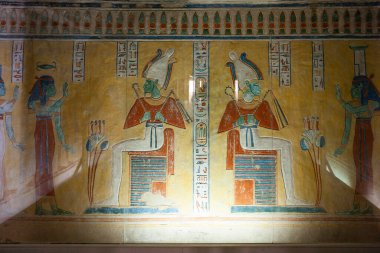 Luxor, Mısır - 10 Mart 2025 Queens Vadisi 'nde Kraliçe' nin mezarının içinde. Luxor, Mısır.