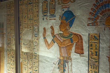 Luxor, Mısır - 10 Mart 2025 Queens Vadisi 'nde Kraliçe' nin mezarının içinde. Luxor, Mısır.